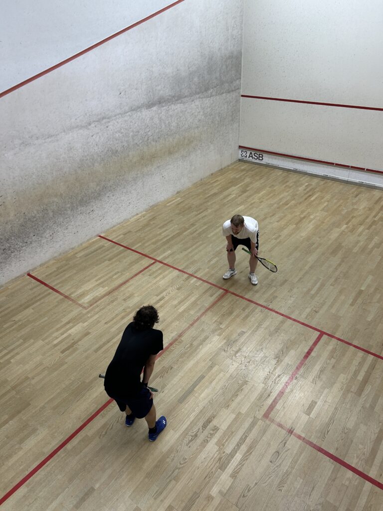 zwei spieler ausgepowert nach dem spiel