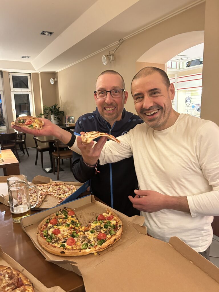 Turniergewinner beim pizzaessen